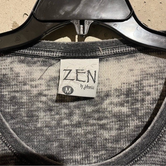 Zen CHICAGO BLACKHAWKS HOCKEY Fear the Feathers Long Sleeve Shirt Sz M Bling - Picture 4 of 8